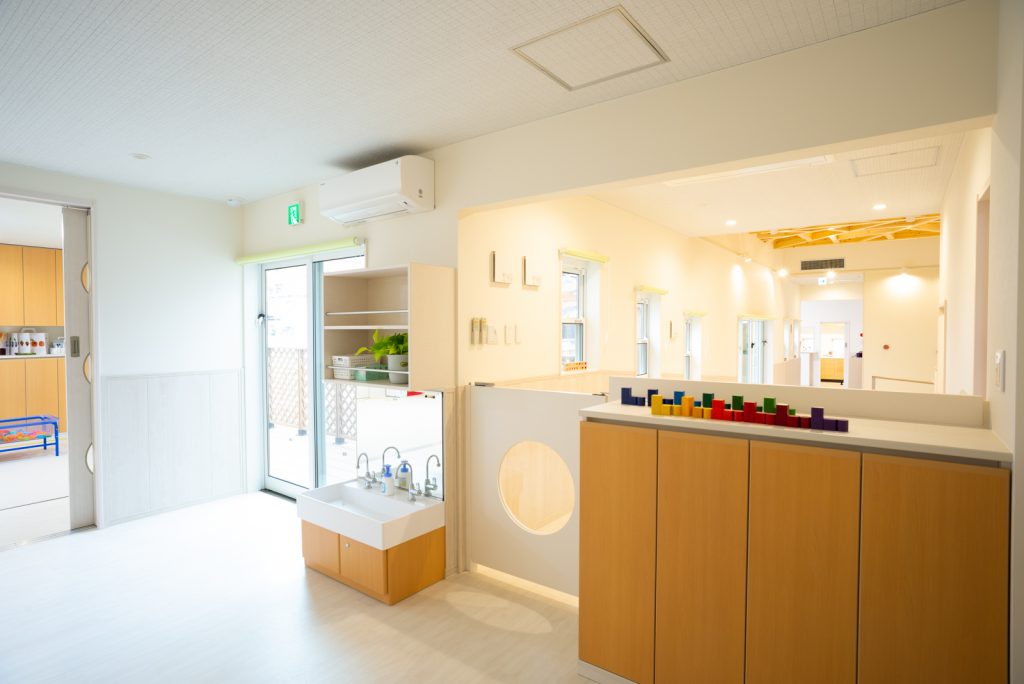 ちふれあい全部屋に窓を配置した開放的な空間