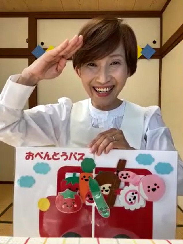 オンライン上でパネルシアターを行うナニー