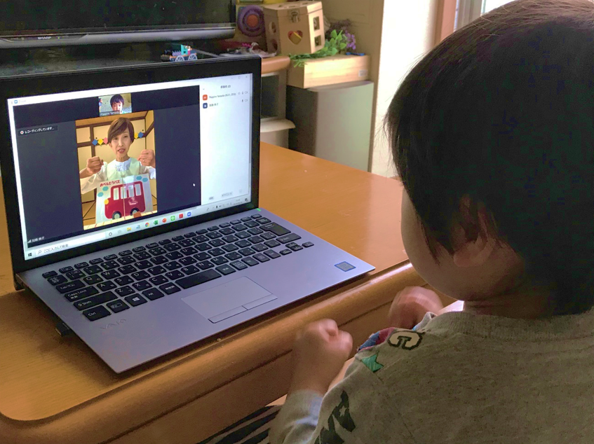 オンラインナニーサービスを楽しまれているお子様の様子